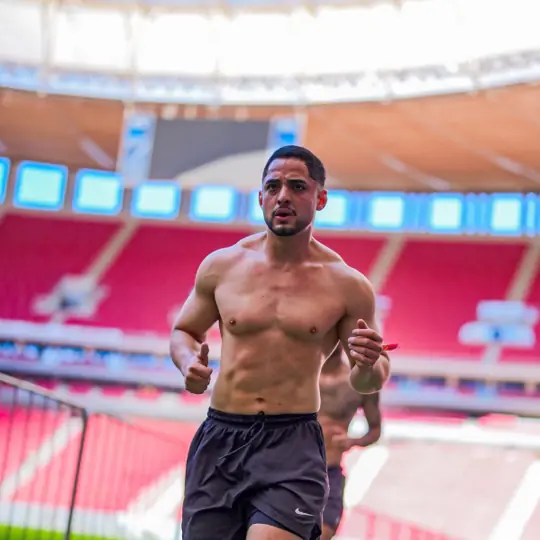 Vitor L. fazendo treino de corrida no estádio em Brasília