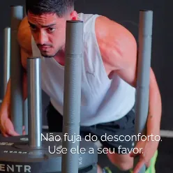 Vitor L. empurrando trenó em treino de força